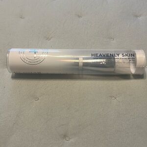 Skin smoothing complexion brush N704